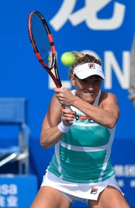 (160108) -- SHENZHEN, Jan. 8, 2016 -- Timea Babos of Hungary hits a return against Alison Riske of the United States during the semifinal of the 2016 WTA Tennis Damen Shenzhen Open Tennis Tournament in Shenzhen, south China s Guangdong Province, Jan. 8, 2016. Babos lost 0-2. ) (SP)CHINA-SHENZHEN-TENNIS-SHENZHEN OPEN MaoxSiqian 