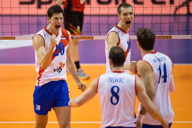 08.01.2016, Max Schmeling Halle, Berlin Volleyball, Olympiaqualifikation, Serbien (SRB) vs. Belgien (BEL) Jubel Srecko Lisinac ( 20 SRB), Aleksa Brdjovic ( 16 SRB), Marko Ivovic ( 8 SRB), Aleksandar Atanasijevic ( 14 SRB)
