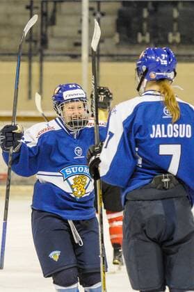 GER, Frauen Eishockey, Nations Cup 2016, Finale, Kanada (rot) vs Finnland (blau) 07.01.2016, BLZ Arena, Fuessen,GER, Frauen Eishockey, Nations Cup 2016, Finale, Kanada (rot) vs Finnland (blau), im Bild Noora TULUS 24 (FIN), Mira JALOSUO 7 (FIN), Torjubel nach 3:1 nphxHafner