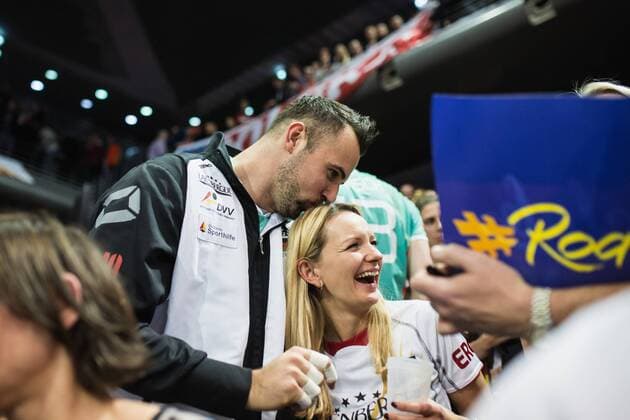 Berlin, Deutschland, 08.01.2016: Volleyball Olympia Qualifikation Männer Maenner 2016 - Spiel Deutschland - Polen. Jubel nach dem Spiel, Georg Grozer (Germany 9) mit Frau
