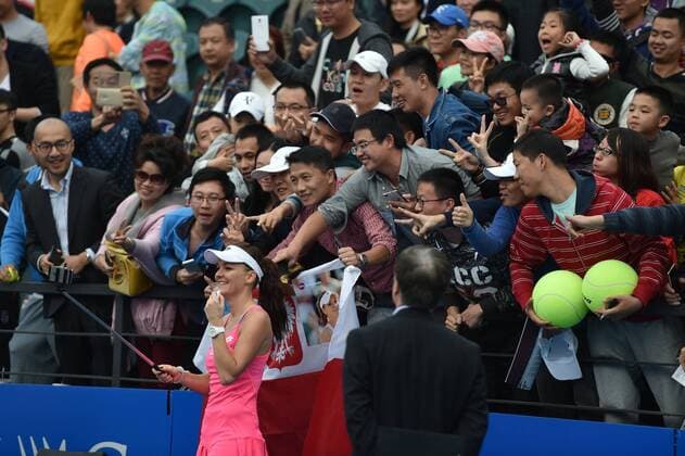 (160109) -- SHENZHEN, Jan. 9, 2016 -- Agnieszka Radwanska of Poland takes selfies with the spectators after the singles final match against Alison Riske of the United States at the 2016 WTA Tennis Damen Shenzhen Open Tennis Tournament in Shenzhen, south China s Guangdong Province, Jan. 9, 2016. Radwanska won 2-0 to claim the title. ) (SP)CHINA-SHENZHEN-TENNIS-SHENZHEN OPEN (CN) MaoxSiqian 