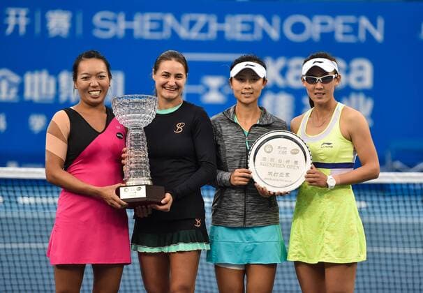 (160109) -- SHENZHEN, Jan. 9, 2016 -- Vania King of the United States, Monica Niculescu of Romania, Xu Yifan and Zheng Saisai of China (L to R) pose with the trophies after their doubles final match at the 2016 WTA Tennis Damen Shenzhen Open Tennis Tournament in Shenzhen, south China s Guangdong Province, Jan. 9, 2016. Vania King and Monica Niculescu won 2-0 to claim the title. ) (SP)CHINA-SHENZHEN-TENNIS-SHENZHEN OPEN (CN) MaoxSiqian 