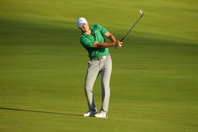 January 07 2016: Jordan Spieth hits his third shot on number eighteen during the First Round of the Hyundai Tournament of Champions at Kapalua Plantation Course on Maui, HI. (Photo by Aric Becker Icon Sportswire) GOLF: JAN 07 PGA Golf Herren - Hyundai Tournament of Champions - First Round Icon160107104 EDITORIAL USE ONLY