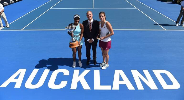 Themen der Woche - Sport Bilder des Tages - SPORT 09.01.2016. Auckland, New Zealand. Karl Budge with Sloane Stephens (USA) and Julia Goerges on Finals Day at the ASB Classic Tennis Women s tournament. ASB Tennis Centre, Stanley st, Auckland, New Zealand. Saturday 9 January 2016. xAndrewxCornagax  ActionPlus11694928