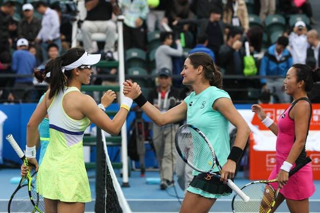 SHENZHEN, CHINA - JANUARY 09: (CHINA OUT) Zheng Saisai (L) of China shakes hands with Vania King of USA during Women s doubles final match on day seven of 2016 WTA Tennis Damen Shenzhen Open at Longgang Sports Center on January 9, 2016 in Shenzhen, Guangdong Province of China.  CFP477956309 