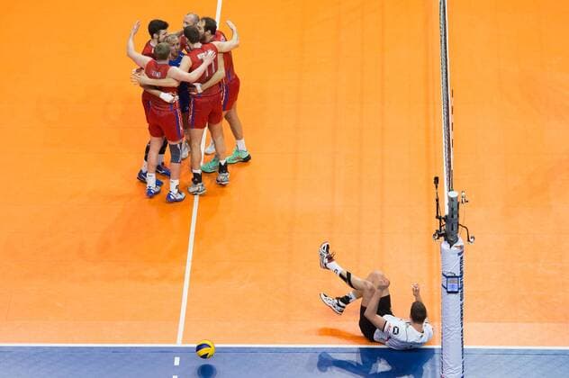 Bilder des Tages - SPORT Berlin, Deutschland, 09.01.2016: Volleyball Olympia Qualifikation Männer Maenner 2016 - Spiel Deutschland - Russland. Jubel Russland, unten Christian Fromm (Germany 1) am Boden