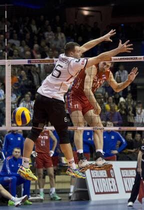 Maxim MIKHAILOV (17 RUS) schmettert den Ball gegen Denys KALIBERDA (6 GER) Halbfinale: Russland - Deutschland am 09.01.2016 Volleyball Europaeisches Olympia Qualifikationsturnier 2016 in Berlin, Deutschland,
