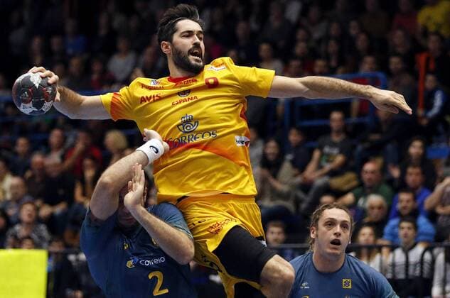 Spanish player Raul Entrerrios (C) in action against Brazil players Henrique Teixeira (L) and Oswaldo Guimaraes during the 41 Memorial Domingo Barcenas International Tourament of Spain frist round match played in Irun, Spain, 09 January 2016. Spain vs Brazil !ACHTUNG: NUR REDAKTIONELLE NUTZUNG!  GRA129 20160109-635879620021494659