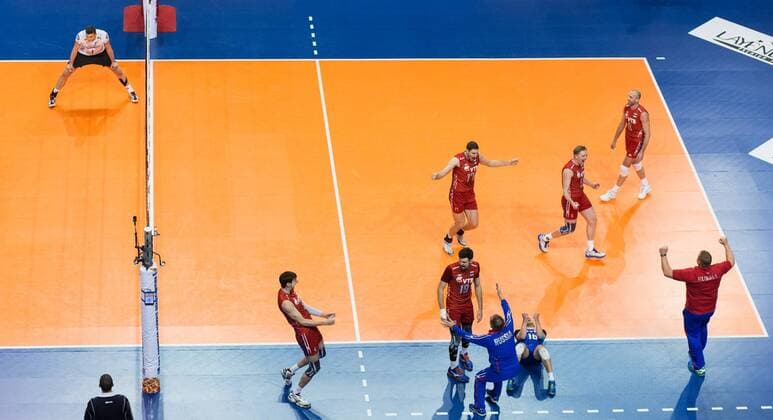 Berlin, Deutschland, 09.01.2016: Volleyball Olympia Qualifikation Männer Maenner 2016 - Spiel Deutschland - Russland. Schlussjubel Russland. v.li. Christian Fromm (Germany 1), Artem Volvich (Russia 4), Egor Kliuka (Russia 19), Maxim Mikhailov (Russia 17), Alexey Verbov (Russia 16), Sergey Grankin (Russia 5), Sergey Tetyukhin (Russia 8), Trainer Vladimir Alekno (Russia)