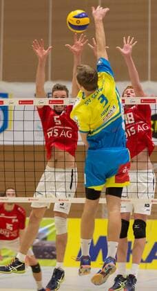 09.01.2016 - Volleyball - 2. Bundesliga Süd Männer - Saison 2015 2016 - SV Schwaig - ASV Dachau - MWei - Tim Rosenow (3, SV Schwaig ) gegen Valentino Nadale (5, SV Fellbach ) und Yannick Harms (18, SV Fellbach )