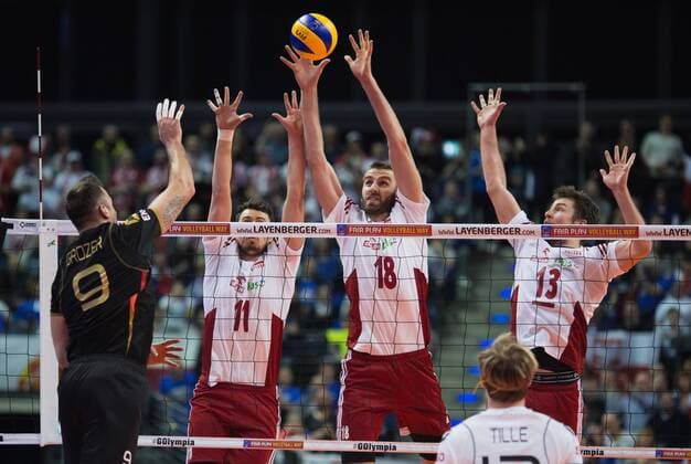 Berlin, Deutschland, 10.01.2016: Volleyball Olympia Qualifikation Männer Maenner 2016 - Spiel um Platz 3 Deutschland - Polen. Georg Grozer (Germany 9) gegen den Block aus Fabian Drzyzga (Poland 11), Marcin Mozdzonek (Poland 18), Michal Kubiak (Poland 13)