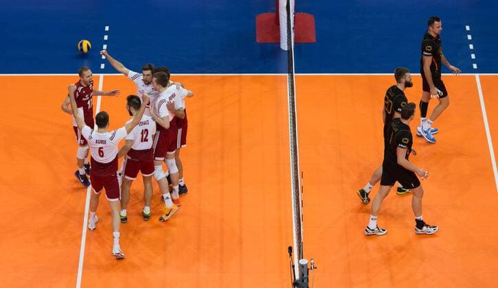 Berlin, Deutschland, 10.01.2016: Volleyball Olympia Qualifikation Männer Maenner 2016 - Spiel um Platz 3 Deutschland - Polen. Jubel Polen links: v.li.Pawel Zatorski (Poland 17), Bartosz Kurek (Poland 6), Grzegorz Lomacz (Poland 12), Michal Kubiak (Poland 13), Mateusz Bieniek (Poland 9). rechts Christian Fromm (Germany 1), Philipp Collin (Germany 20), Georg Grozer (Germany 9) frustriert