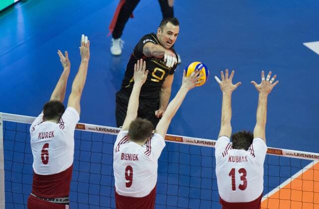 Berlin, Deutschland, 10.01.2016: Volleyball Olympia Qualifikation Männer Maenner 2016 - Spiel um Platz 3 Deutschland - Polen. Georg Grozer (Germany 9) gegen den Block aus Bartosz Kurek (Poland 6), Mateusz Bieniek (Poland 9), Michal Kubiak (Poland 13)