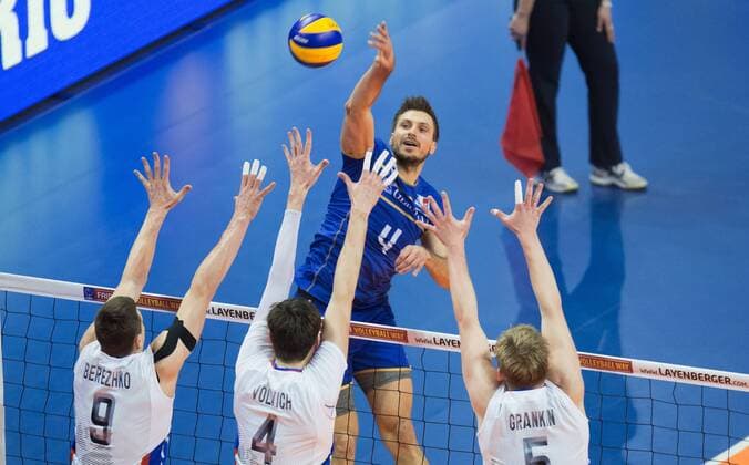 Berlin, Deutschland, 10.01.2016: Volleyball Olympia Qualifikation Männer Maenner 2016 - Finale Russland - Frankreich Russland - Frankreich. Antonin Rouzier (France 4) gegen den Block aus Yury Berezhko (Russia 9), Artem Volvich (Russia 4), Sergey Grankin (Russia 5)