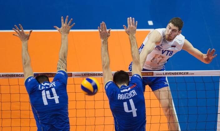 Berlin, Deutschland, 10.01.2016: Volleyball Olympia Qualifikation Männer Maenner 2016 - Finale Russland - Frankreich Russland - Frankreich. Maxim Mikhailov (Russia 17) gegen den Block aus Nicolas Le Goff (France 14) und Antonin Rouzier (France 4)