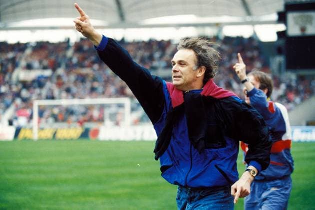 Trainer Volker Finke (SC Freiburg) jubelt