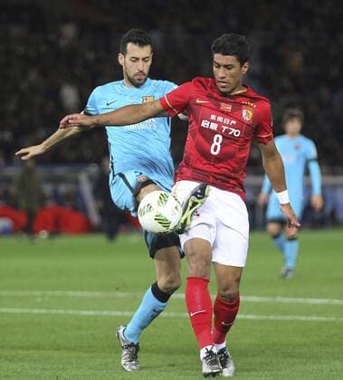NO SALES OUTSIDE GERMANY !!! Sergio BUSQUETS, FC Barcelona Barca links, im Zweikampf mit PAULINHO, Guangzhou Evergrande, Aktion, Halbfinale FC Barcelona - Guangzhou Evergrande 3:0, Fussball FIFA Klub WM 2015 vom 10. bis 20.12.2015 in Japan, NO SALES OUTSIDE GERMANY !!! Â