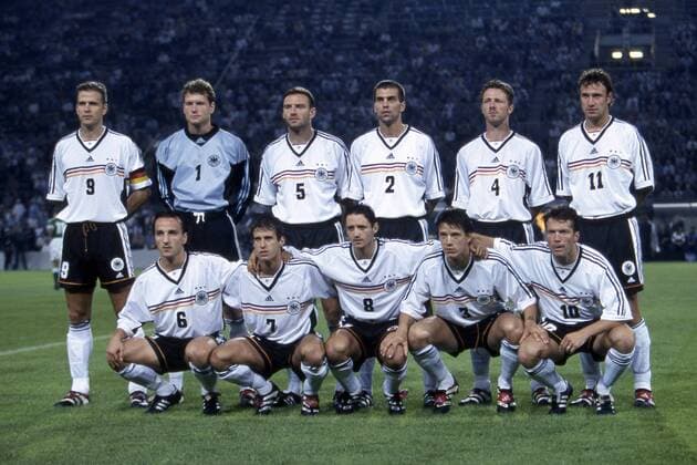 Die Deutsche Nationalmannschaft vor dem Spiel, Mannschaftsfoto: Hintere Reihe von links: Oliver BIERHOFF, Torwart Jens LEHMANN, Jens NOWOTNY, Markus BABBEL, Thomas LINKE und Marco BODE. Vordere Reihe von links: Jens JEREMIES, Mehmet SCHOLL, Oliver NEUVILLE, Christian ZIEGE und Lothar MATTHAEUS, Matthäus. Fussball-Laenderspiel, Deutschland (GER) - Nordirland (NIR) 4:0 Fussball EM Qualifikation fuer die EM 2000, am 08.09.1999 in Dortmund, Â