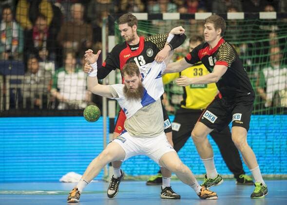 Hendrik PEKELER l. und Finn LEMKE r. (GER) versuchen Kari Kristjan KRISTJANSSON (ISL) zu stoppen, Aktion, Handball Laenderspiel der Maenner, Deutschland (GER) - Island (ISL) 24:27, am 10.01.2016 in Hannover Deutschland.