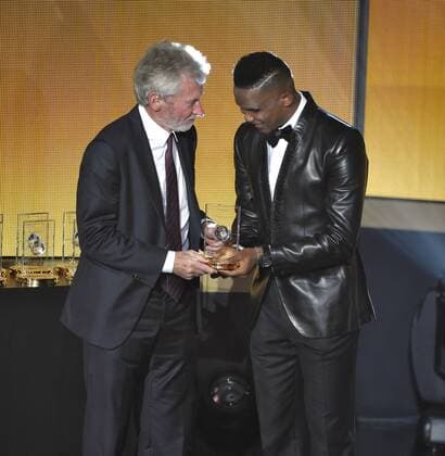 11.01.2016, Fussball, Auszeichnung FIFA-Weltfussballer 2015, Ballon D or 2015 im Kongresszentrum Zürich (Schweiz). Paul Breitner (li, FC Bayern) bekommt den Preis von Samuel Eto o (re) für Torwart Manuel Neuer (FC Bayern München) der in die FIFA-Weltelf 2015 gewählt wurde. 