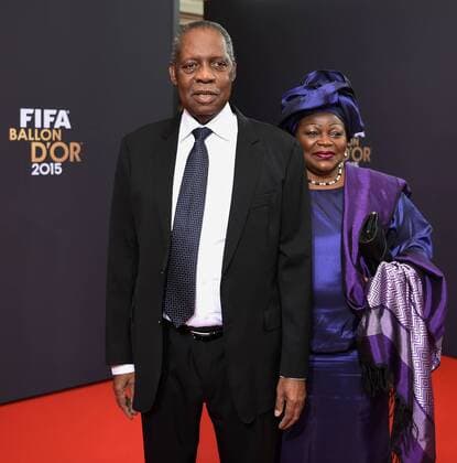 Fussball International FIFA Ballon d Or 2015 in Zuerich 11.01.2016 Weltfussballer 2015: FIFA Interimspraesident Issa Hayatou (li, Kamerun und CAF Praesident) mit Frau 