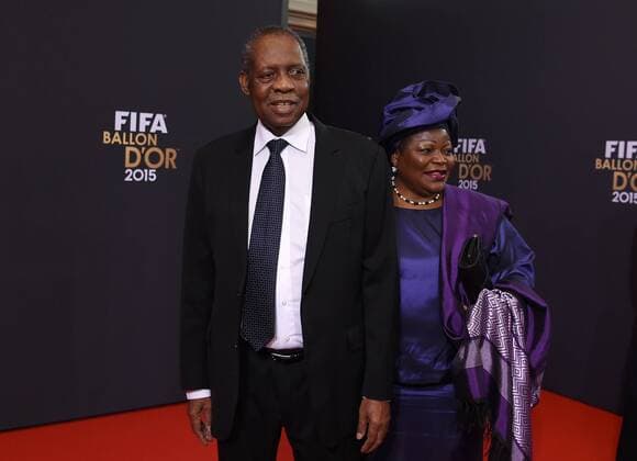 Fussball International FIFA Ballon d Or 2015 in Zuerich 11.01.2016 Weltfussballer 2015: FIFA Interimspraesident Issa Hayatou (li, Kamerun und CAF Praesident) mit Frau 