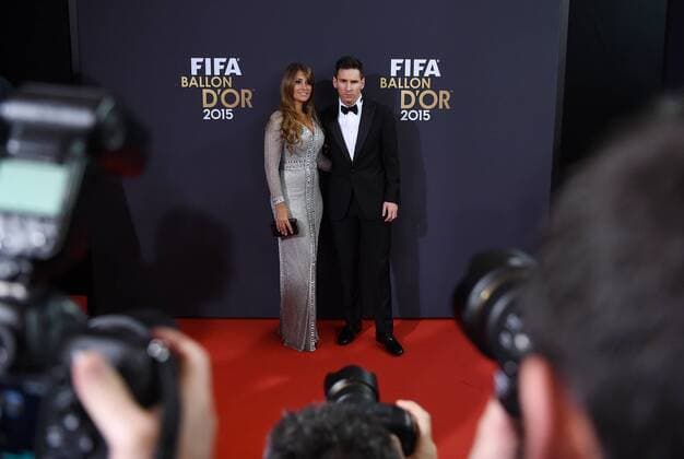 Fussball International FIFA Ballon d Or 2015 in Zuerich 11.01.2016 Weltfussballer 2015: Lionel Messi (re, FC Barcelona Barca Argentinien) mit Lebensgefaehrtin Antonella Roccuzzo 