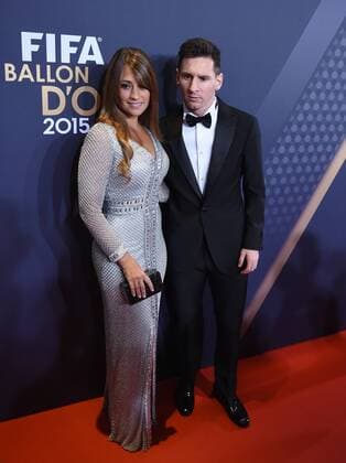 Fussball International FIFA Ballon d Or 2015 in Zuerich 11.01.2016 Weltfussballer 2015: Lionel Messi (re, FC Barcelona Barca Argentinien) mit Lebensgefaehrtin Antonella Roccuzzo 
