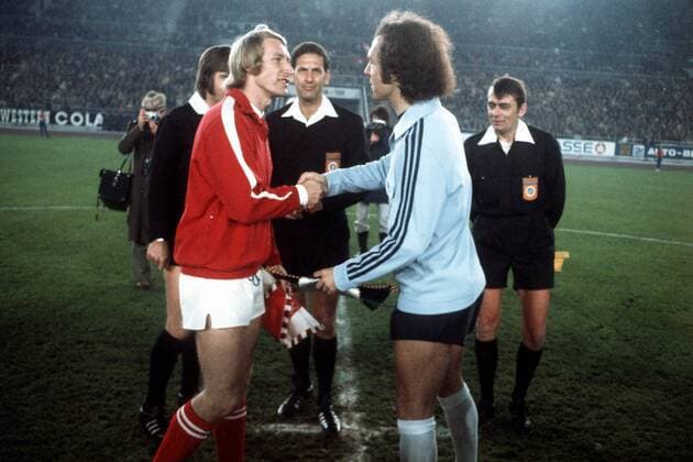 BR Deutschland - Schweiz in Düsseldorf: Die Mannschaftskapitäne Karl Odermatt (li., Schweiz) und Franz Beckenbauer (BRD) begrüßen sich, mi.: Schiedsrichter Leonardus van der Kroft