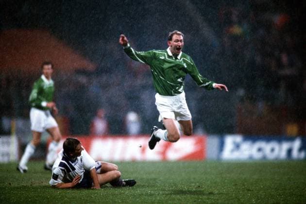 Fußball, CL 1993 1994, SV Werder Bremen - RSC Anderlecht 5-3 Champions League Gruppenphase, SV Werder Bremen - RSC Anderlecht: Graeme Rutjes (u., Anderlecht) gegen Dieter Eilts (Bremen)
