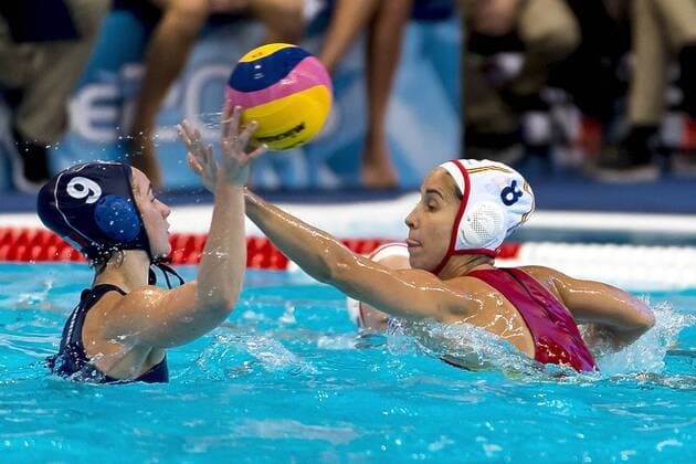 Fußball, Damen EM Qualifikation, Spanien - Frankreich 9 SACRE Adeline FRA, 8 PENA Maria Del Pilar ESP ESP - FRA women Spain (white cap) Vs. France (blue Cap) LEN European Water polo Wasserball Championships 2016 Kombank Arena, Belgrade, Serbia Day04 13-01-2016 GiorgioxScala