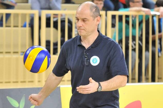 Volleyball, 1. BL Damen, VC Wiesbaden - Köpenicker SC 13.01.2016, xtkx, Volleyball 1.Bundesliga Damen, VC Wiesbaden - Köpenicker SV, emspor v.l. Trainer Dirk Gross (VC Wiesbaden),