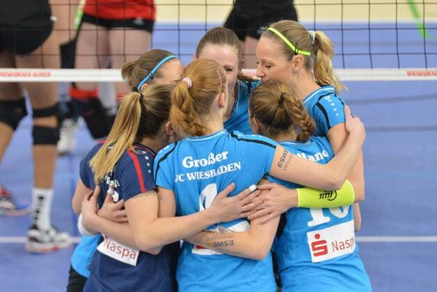 Volleyball, 1. BL Damen, VC Wiesbaden - Köpenicker SC 13.01.2016, xtkx, Volleyball 1.Bundesliga Damen, VC Wiesbaden - Köpenicker SV, emspor v.l. VC Wiesbaden,