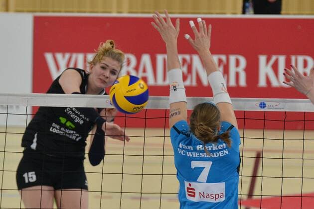 Volleyball, 1. BL Damen, VC Wiesbaden - Köpenicker SC 13.01.2016, xtkx, Volleyball 1.Bundesliga Damen, VC Wiesbaden - Köpenicker SV, emspor v.l. Nele Iwohn (KSC), Esther van Berkel (VC Wiesbaden),