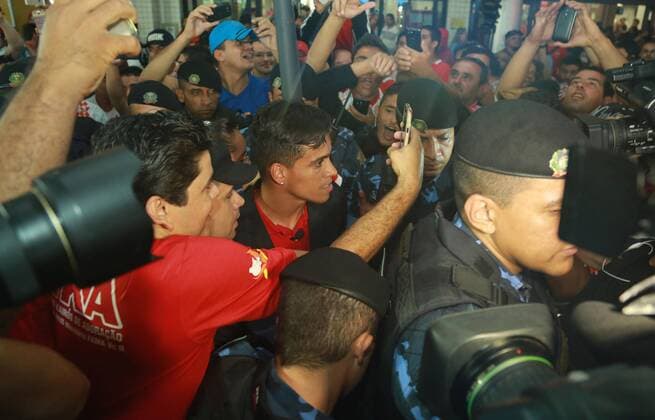 Fußball, Empfang von Puskas-Preisträger Wendell Lima in Goiania Brazilian soccer player Wendell Lira (C), awarded Puskas price for the best goal of the year, is welcomed by a crowd of followers in Goiania city, Brazil, 13 January 2016. The award opened the 26-year-old the doors of second division team Goiania after a tough past year wandering about third and fourth division teams to finally end up unemployed last July. SOCCER PLAYER WENDELL LIRA VISITS GOIANIA !ACHTUNG: NUR REDAKTIONELLE NUTZUNG!  BRA04 20160113-635883164905846687