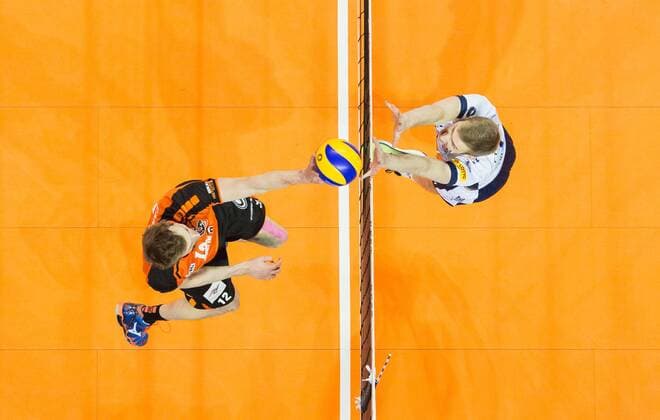 Berlin, Deutschland, 13.01.2016: Volleyball Bundesliga Saison 2015 2016 - Berlin Recycling Volleys - SVG Lueneburg Lüneburg. Paul Carroll (BR Volleys 12) gegen den Block aus Jannik Pörner Poerner (Lüneburg 7)