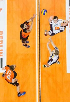 Berlin, Deutschland, 13.01.2016: Volleyball Bundesliga Saison 2015 2016 - Berlin Recycling Volleys - SVG Lueneburg Lüneburg. Paul Carroll (BR Volleys 12) und Nicolas Le Goff (BR Volleys 7) gegen den Block aus Steven Marshall (Lüneburg 10) und Jannik Pörner Poerner (Lüneburg 7)