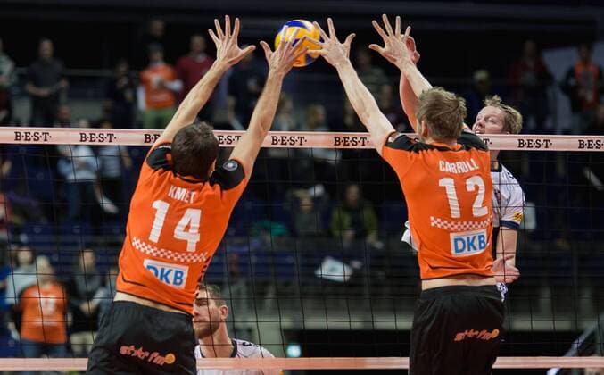 Berlin, Deutschland, 13.01.2016: Volleyball Bundesliga Saison 2015 2016 - Berlin Recycling Volleys - SVG Lueneburg Lüneburg. Rene Bahlburg (Lüneburg 5) gegen den Block aus Tomas Kmet (BR Volleys 14) und Paul Carroll (BR Volleys 12)