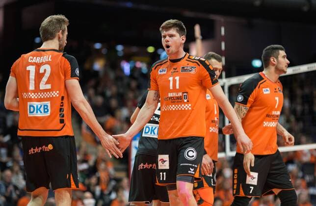 Berlin, Deutschland, 13.01.2016: Volleyball Bundesliga Saison 2015 2016 - Berlin Recycling Volleys - SVG Lueneburg Lüneburg. Jubel Paul Carroll (BR Volleys 12), Tsimafei Zhukouski (BR Volleys 11)