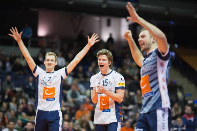 Berlin, Deutschland, 13.01.2016: Volleyball Bundesliga Saison 2015 2016 - Berlin Recycling Volleys - SVG Lueneburg Lüneburg. Jubel v.li. Jannik Pörner Poerner (Lüneburg 7), Nick Del Bianco (Lüneburg 15), Erik John Mattson (Lüneburg 1)