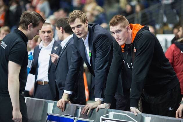 Berlin, Deutschland, 13.01.2016: Volleyball Bundesliga Saison 2015 2016 - Berlin Recycling Volleys - SVG Lueneburg Lüneburg. Robert Kromm (BR Volleys 3) und Arpad Baroti (BR Volleys 8) schauen nur zu