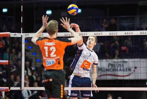 Berlin, Deutschland, 13.01.2016: Volleyball Bundesliga Saison 2015 2016 - Berlin Recycling Volleys - SVG Lueneburg Lüneburg. Jannik Pörner Poerner (Lüneburg 7) gegen den Block aus Paul Carroll (BR Volleys 12)
