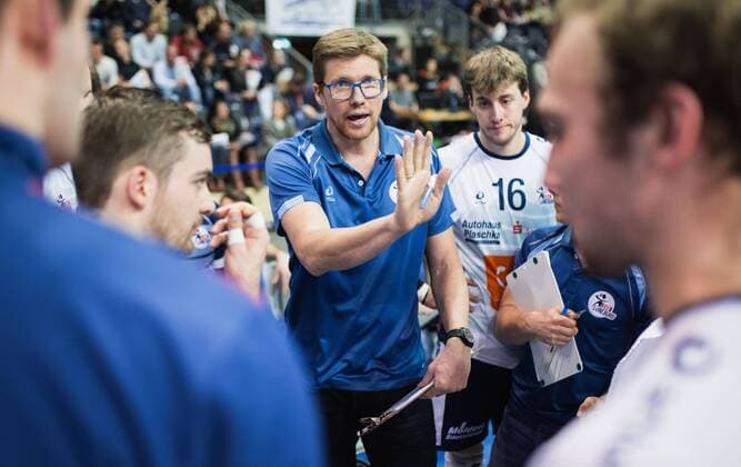 Berlin, Deutschland, 13.01.2016: Volleyball Bundesliga Saison 2015 2016 - Berlin Recycling Volleys - SVG Lueneburg Lüneburg. Trainer Stefan Hübner Huebner (Lüneburg)