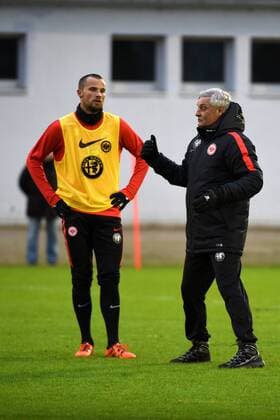 14.01.2016 Frankfurt 1. Bundesliga Herren, Saison 2015 2016 Eintracht Frankfurt (SGE) Training Trainer Armin Veh (Eintracht Frankfurt) gibt Anweisungen, gestikuliert, mit den Armen gestikulieren gives instructions, gesticulate, Haris Seferovic (Eintracht Frankfurt)