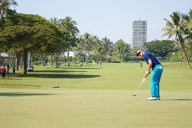 January 14, 2016 - Honolulu, Hawaii: Morgan Hoffmann sinks his eagle putt on the 9th hole during play of the first round of the Sony Open at Waialae Country Club in Honolulu, Hawaii. PGA Golf Herren Golf: Sony Open JAN14 - ZUMAc04_