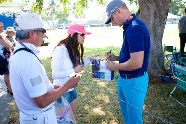 January 14, 2016 - Honolulu, Hawaii: Morgan Hoffmann signs autographs after his first round of the Sony Open at Waialae Country Club in Honolulu, Hawaii. PGA Golf Herren Golf: Sony Open JAN14 - ZUMAc04_
