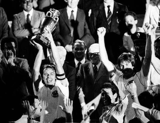 Europameisterschaft 1980. Bernard Dietz als Kapitän der Deut. Nationalmannschaft mit dem EM Pokal. Re: Manfred Kaltz 22.06.1980. HM