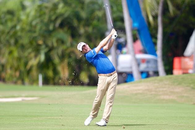 January 15, 2016 - Honolulu, Hawaii: Kevin Kisner hits his approach shot during play of the second round of the Sony Open at Waialae Country Club in Honolulu, Hawaii. PGA Golf Herren Golf: Sony Open JAN15 - ZUMAc04_