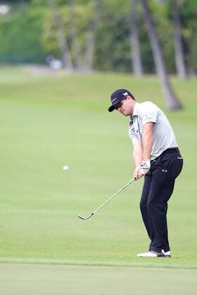 January 15, 2016 - Honolulu, Hawaii: Zach Johnson chips onto the 9th green during play of the second round of the Sony Open at Waialae Country Club in Honolulu, Hawaii. PGA Golf Herren Golf: Sony Open JAN15 - ZUMAc04_