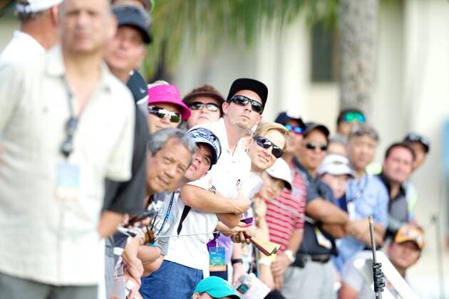 January 15, 2016 - Honolulu, Hawaii: The fans watch the tee shot of Adam Scott on the 17th tee box during play of the second round of the Sony Open at Waialae Country Club in Honolulu, Hawaii. PGA Golf Herren Golf: Sony Open JAN15 - ZUMAc04_